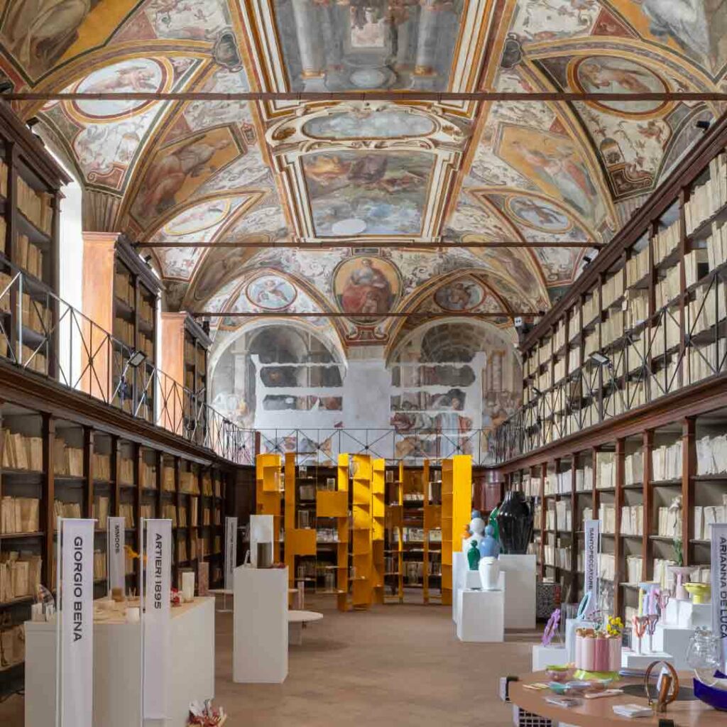 Installazione Libreria Dedalo per Edit Napoli 2024 | Officine Tamborrino